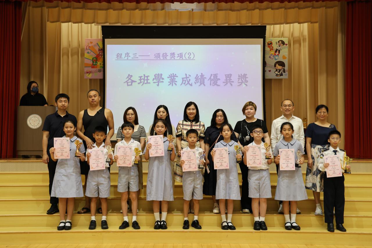 各班學業成績優異獎 第一名 4A 姚的政 第二名 曾樂妍 第三名 洪熠鈞 4B第一名 江梓菱 第二名 黃晟軒 第三名 王珝妍  4C第一名 楊俊文  第二名 連志傑   第三名 劉啟閱